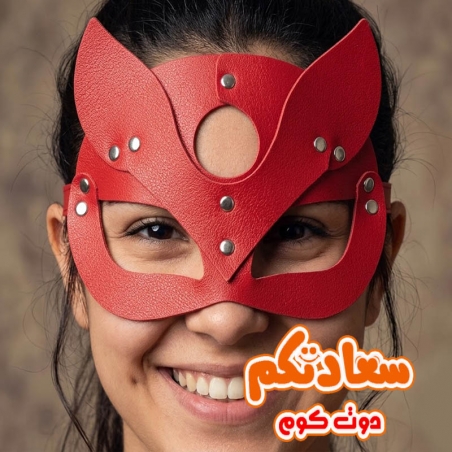 قناع القطة الجلدي الأحمر الجريء لإطلالة غامضة